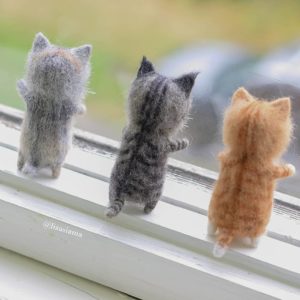窓辺を見つめる猫ちゃん